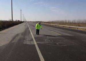濱海新區(qū)民警深入查找在道路渠化、交通設(shè)施、交通標志等方面是否存在隱患？