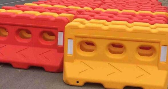 蘇州道路劃線分析：水馬應(yīng)該加多少水，水馬在裝水的要求標(biāo)準(zhǔn)?