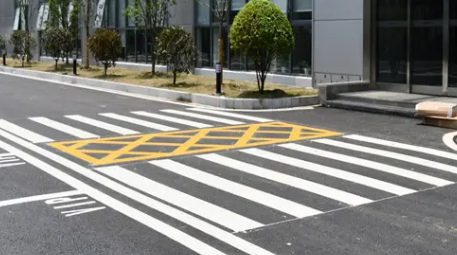優(yōu)質(zhì)企業(yè)廠區(qū)道路劃線，高效安全的必備選擇！