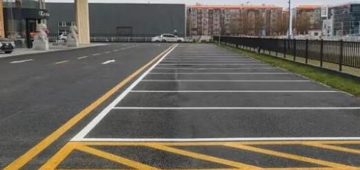 多年專(zhuān)注停車(chē)場(chǎng)劃線 - 飛揚(yáng)市政靠譜團(tuán)隊(duì)，專(zhuān)業(yè)解決劃線難題